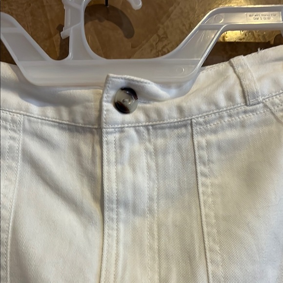 White Women's Shorts size 2 NWT - Picture 2 of 4
